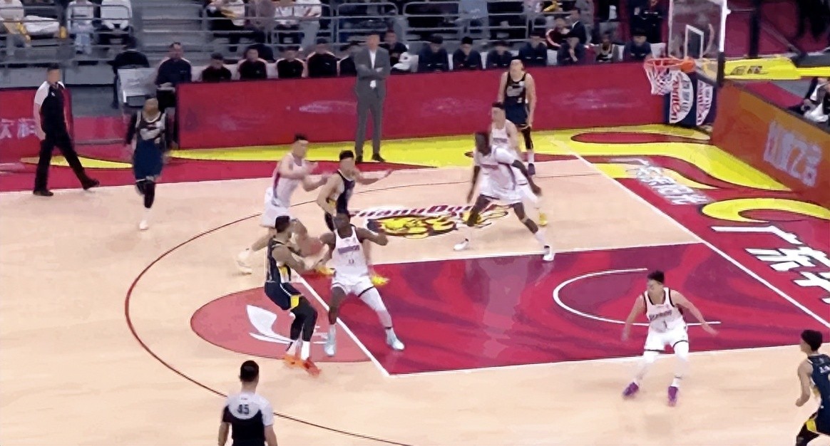 Diallo humiliates the referee! Wang Shaojie scores 17 points with a perfect 7-for-7 shooting, Hu Mingxuan adds 11 points, Guangdong defeats Shanxi to claim their third consecutive win.