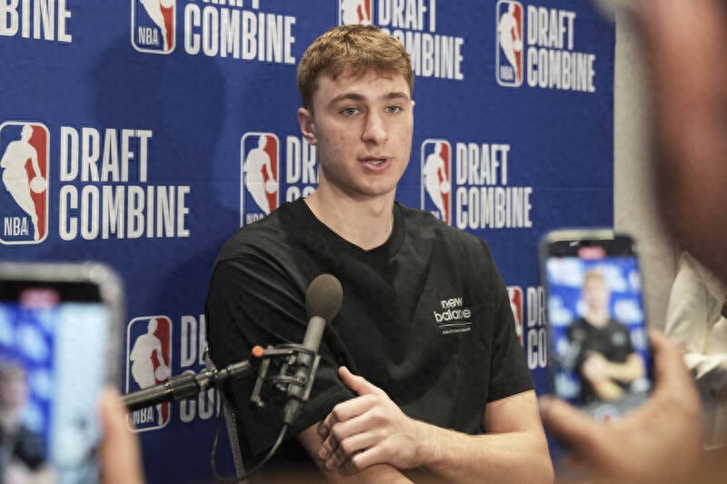 The Mavericks arranged to meet with Flagg, who also planned to try out for only one team of the Mavericks