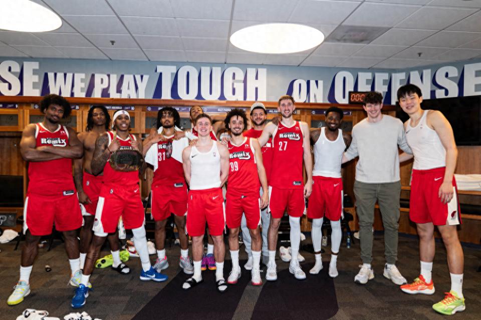 Yang Hansen took a group photo after participating in the mixing competition! Standing at the very edge, he appeared on camera with a big smile while hugging his teammate.
