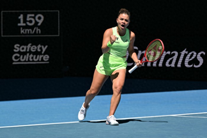 The first shocking upset of the Australian Open's opening day occurred, with Wang Xinyu and Zheng Saisai teaming up to aim for a Grand Slam title.