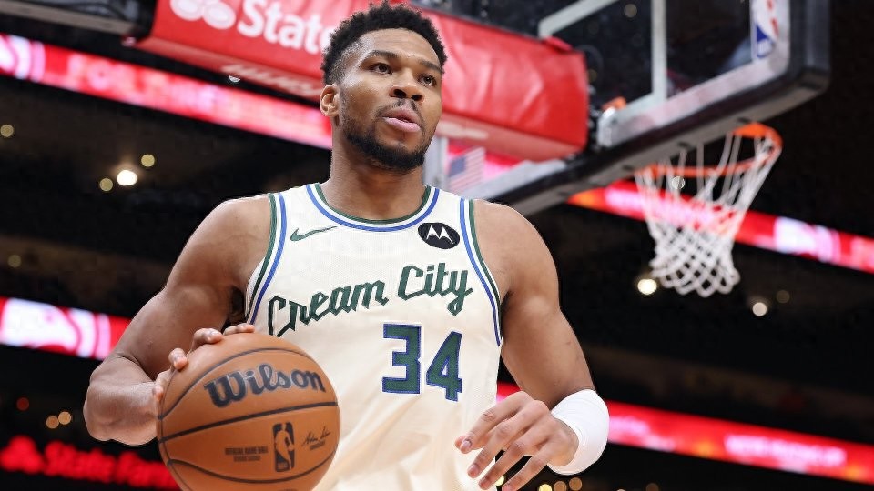 Giannis speaks out after staying with the Bucks: Legends never chase, they attract naturally.