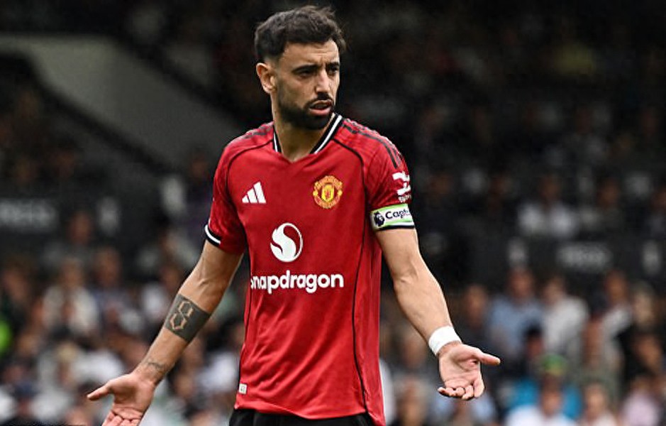 Bruno Fernandes’ dissatisfaction with the referee revealed as his deeper midfield role fails miserably! Manchester United’s only real threat surprisingly comes from their goalkeeper.