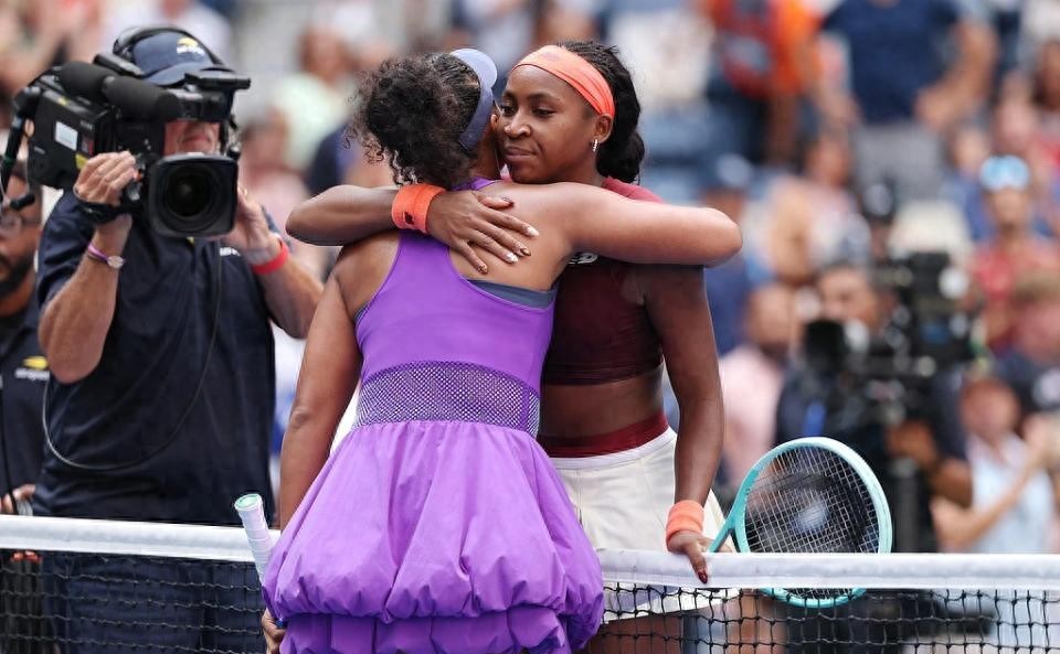 Naomi Osaka’s upset over Gauff sparks debate on her comeback: some say she has a strong chance to win the title, others believe more observation is needed.