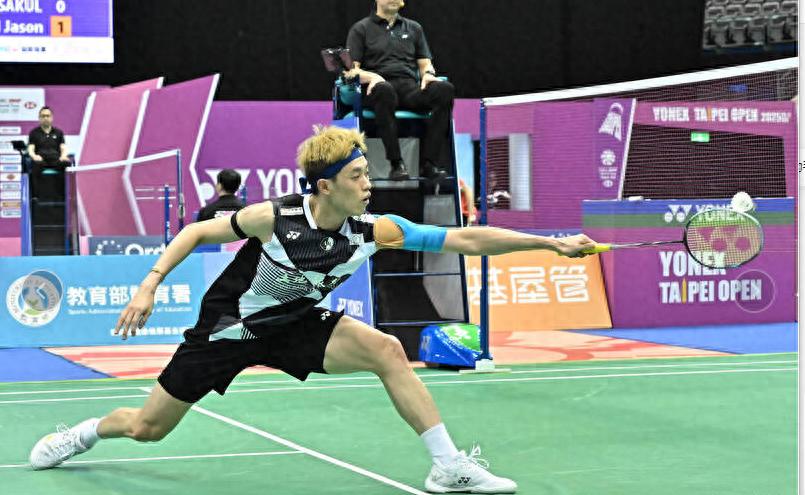 Lin Junyi swept Li Shifeng to win three consecutive matches and a ticket to the top 8 of the 2055 Singapore Open Badminton Championships