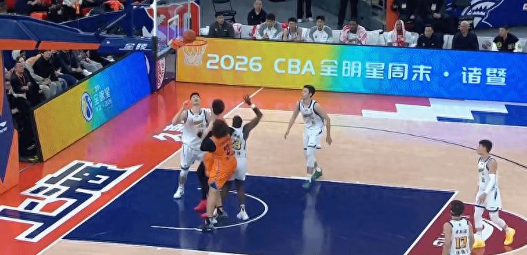 Guangsha's eight-game winning streak ends! Sun Minghui struggles with only 8 points while Hu Jinqiu scores 22; Shanghai has six players in double figures to claim their seventh straight win.