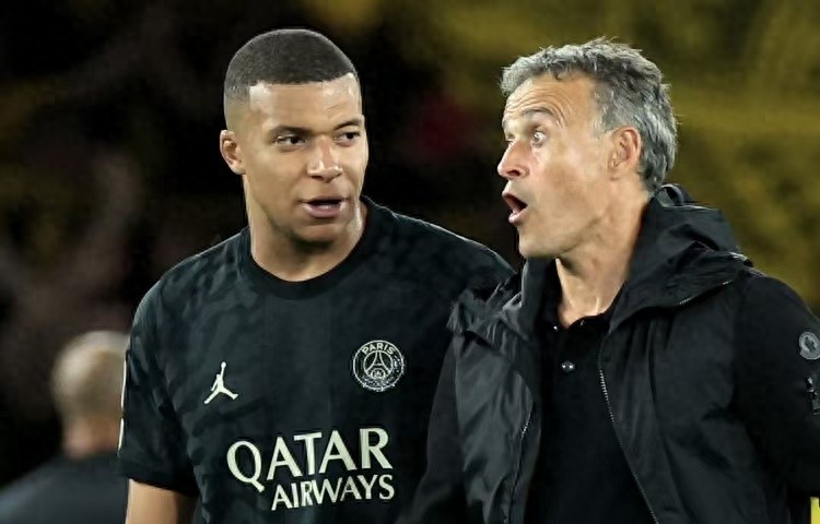 A lazy life ruins everything! At 19, Mbappé won the World Cup, but now at 27, he has zero Champions League titles and zero Ballon d'Or awards, turning into a disappointed figure.
