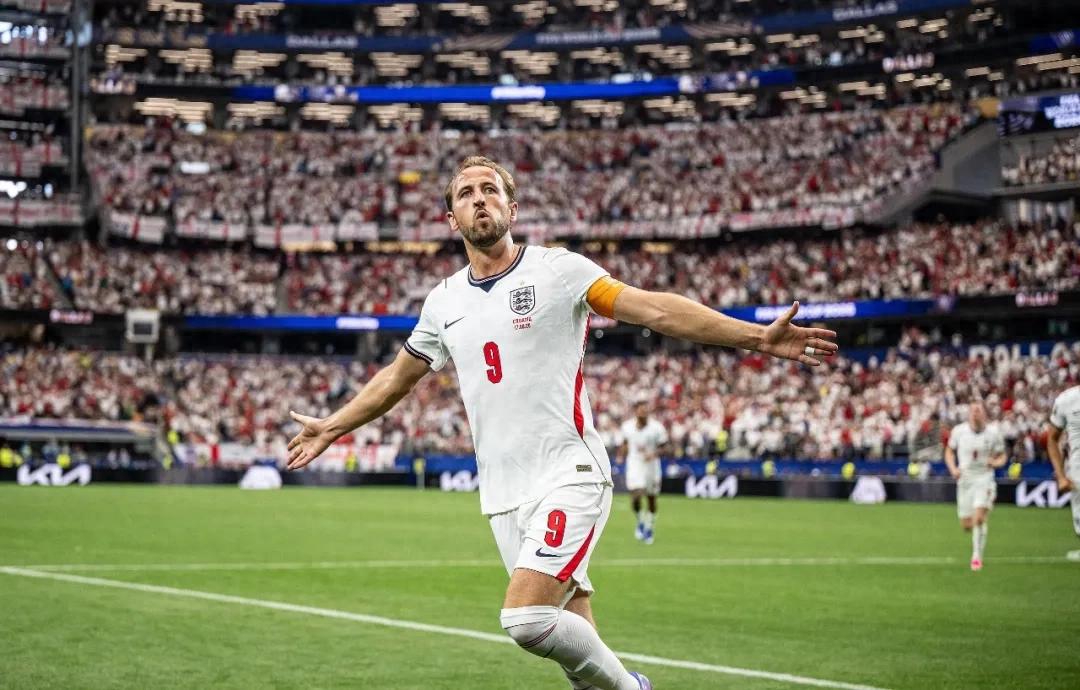England secured the most impressive victory in the first round of the World Cup! Looking more like a "pride of lions," they were truly ferocious!