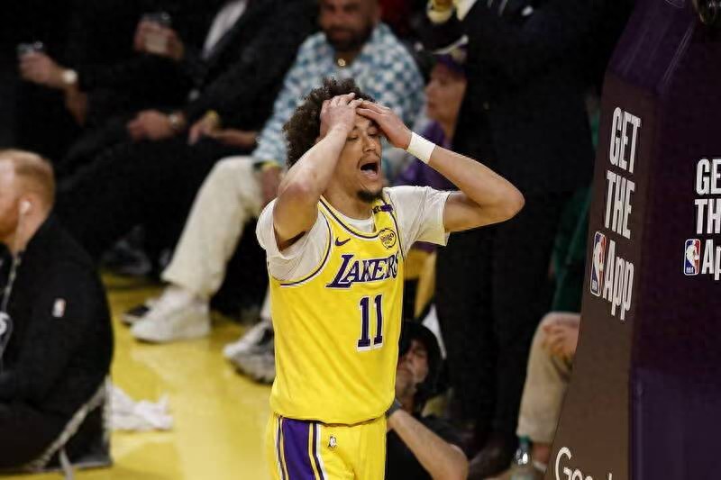 The Lakers stopped in the first round of the NBA playoffs, and the abandoned main center Hayes confided in him after the game
