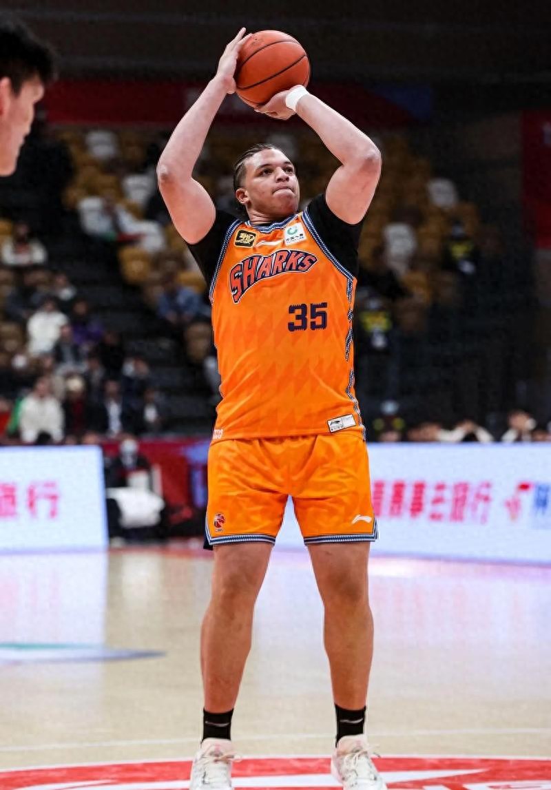 CBA Spring Festival Gala is here! Hu Mingxuan scored 11 points as Guangdong narrowly avoided an embarrassing record, while Zhang Zhenlin’s 23 points led Shanghai to a big win.