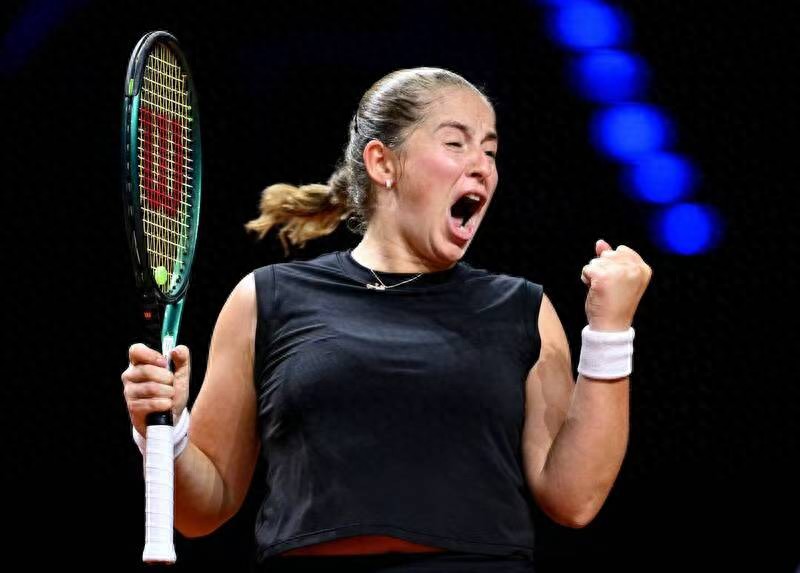 Stuttgart made it six straight career matches, with Ostapenko scoring in front and Swiatek behind
