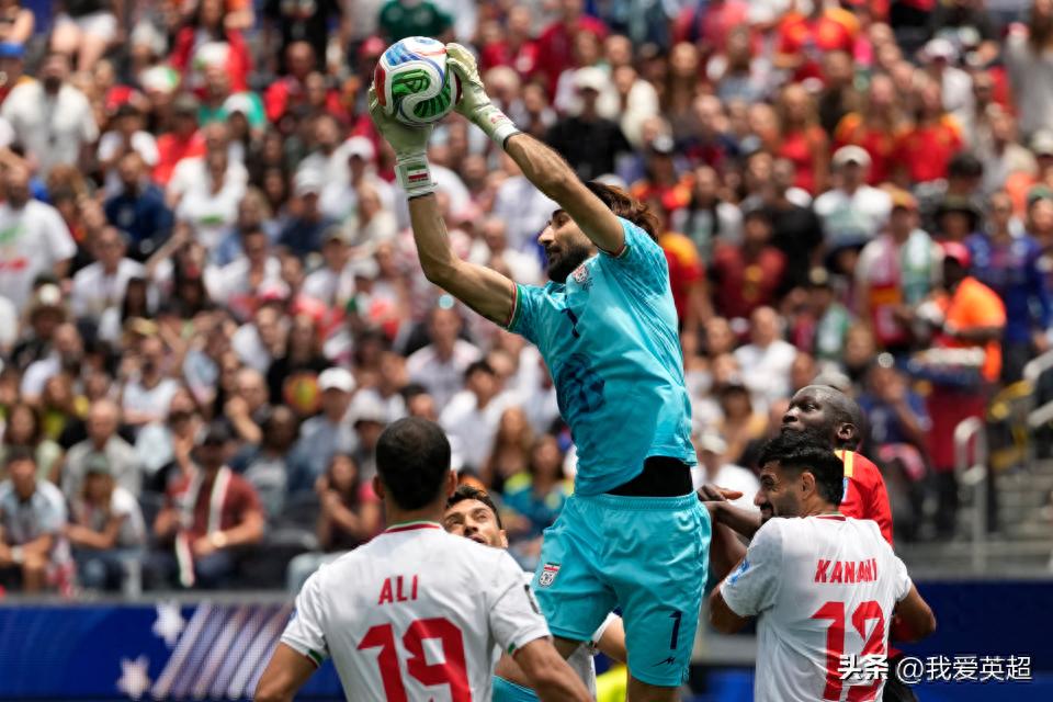 Nearly injured by Lukaku! The 1.96-meter goalkeeper helped Iran pull off an upset: 7 saves earned a perfect score and a miraculous rescue