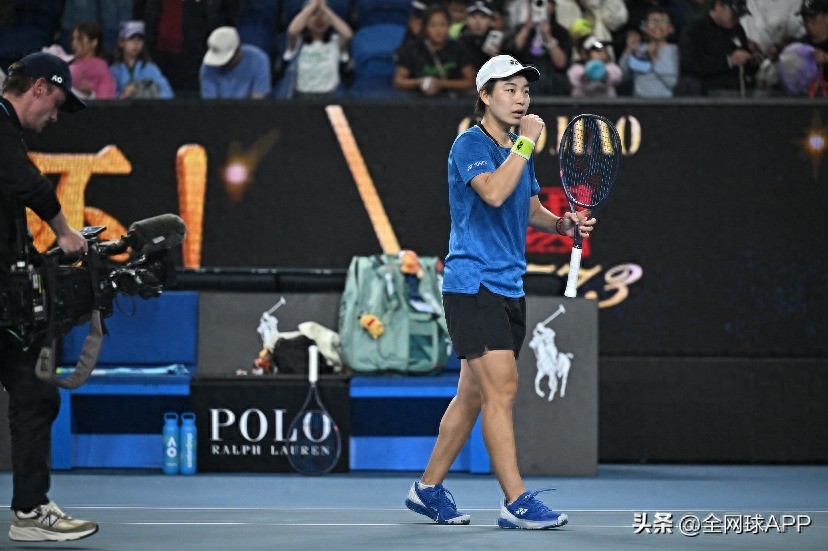 Day 1 of the 2026 Australian Open: Bai Zhuoxuan narrowly defeats Zhang Zhizhen to advance; Alcaraz moves on