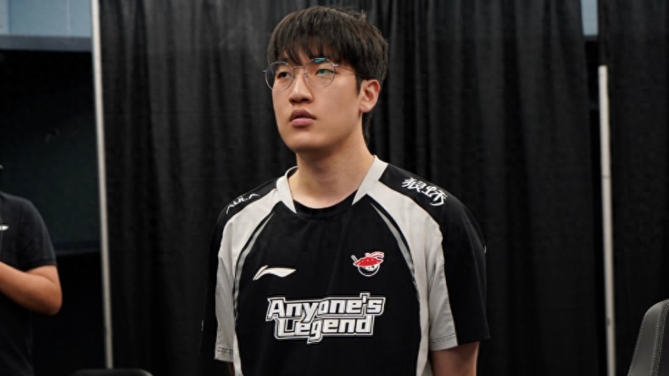 BLG male and female fans clash offline! ELK responds after exiting at the Round of 16: consecutive losses led to poor team coordination