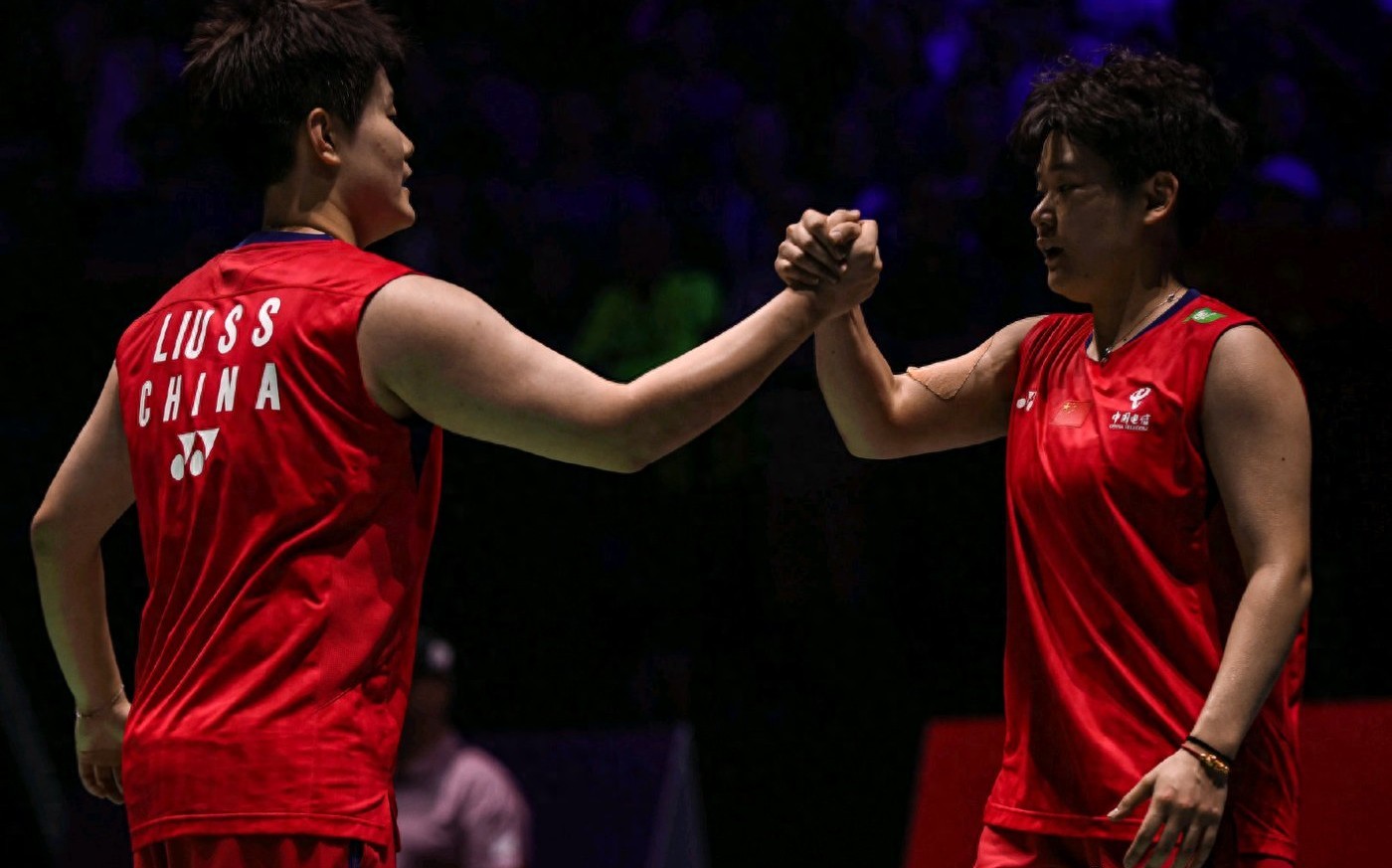 Latest update from the Hong Kong Badminton Open: China’s national team has achieved 5 wins, 1 loss, and 2 matches pending, performing excellently.