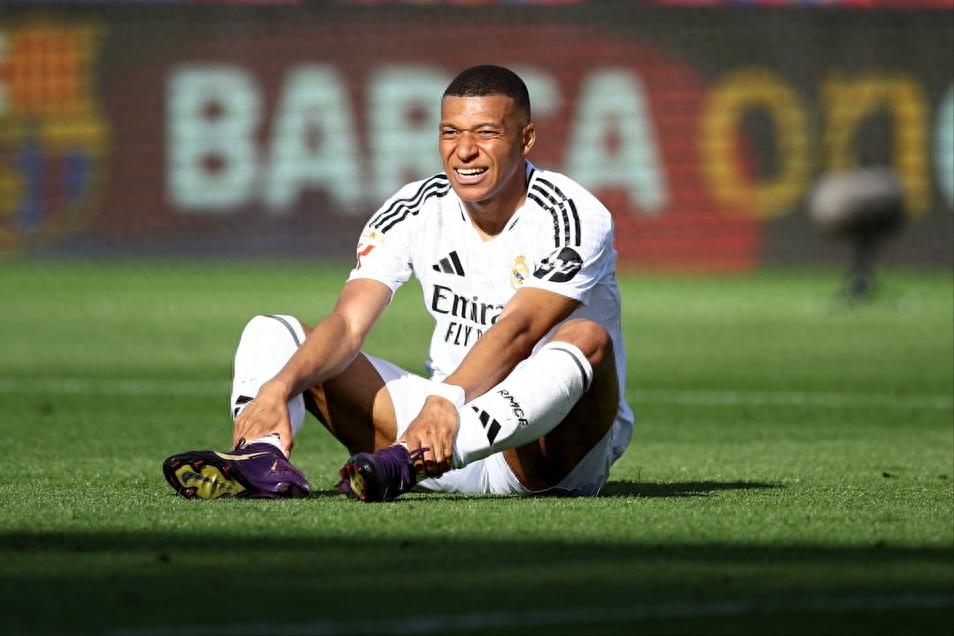 Real Madrid 3-4 Barcelona was killed four times in the season, Mbappe was still honored despite the defeat, wearing a hat to set a new 8 records &amp; winning the Golden Boot