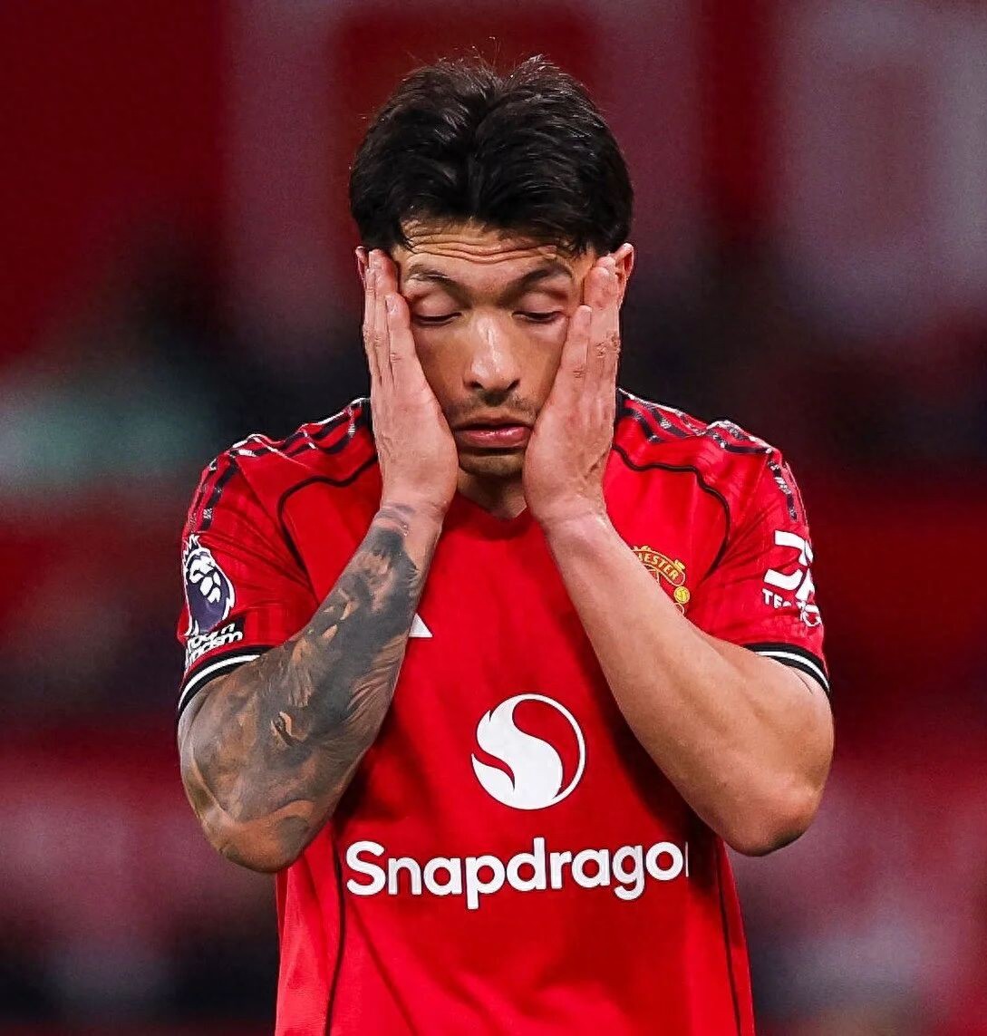 Lisandro Martinez's red card appeal is set to fail, resulting in a three-match suspension! Carrick's center-back pairing is confirmed, with the two players combined age being 39.