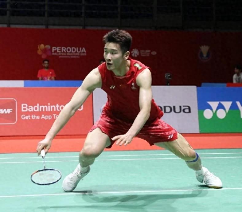 Li Shifeng, who won the title of Marseille in Malaysia, unexpectedly exited the round of 16 of the 2025 Singapore Badminton Super 750 Tournament