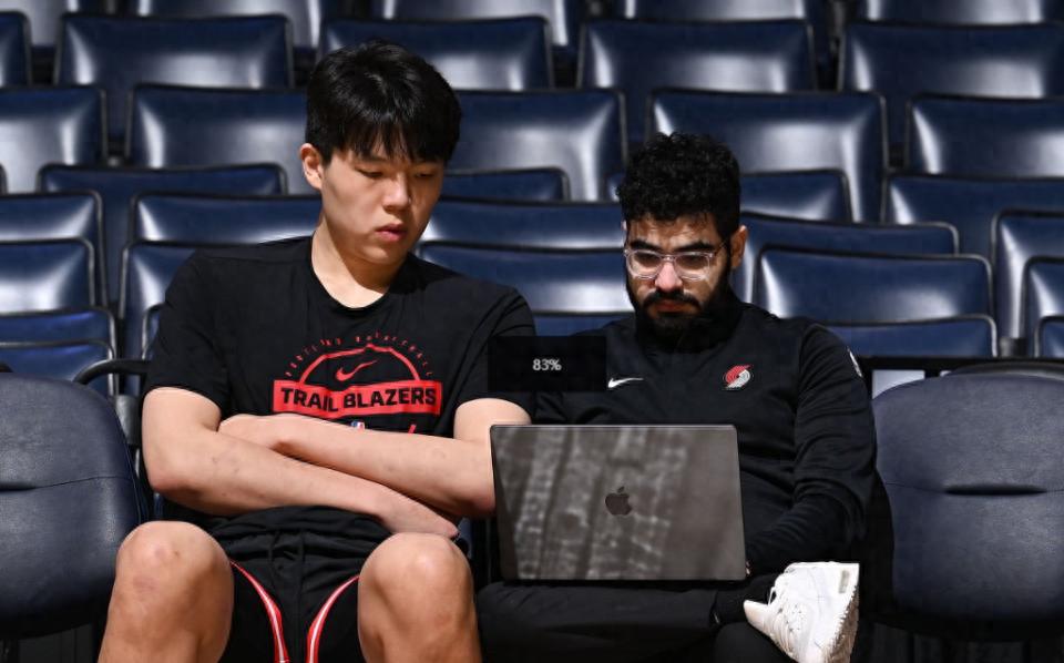 The Trail Blazers officially announced the demotion of Yang Hansen! Team reporter cites his biggest weakness as physicality: the need to simplify offensive moves.