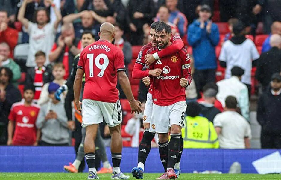 Bruno Fernandes scores a stoppage-time penalty to seal Manchester United’s first win, 3-2! Even against a newly promoted side, the victory was nerve-wracking and may become a season-long pattern.