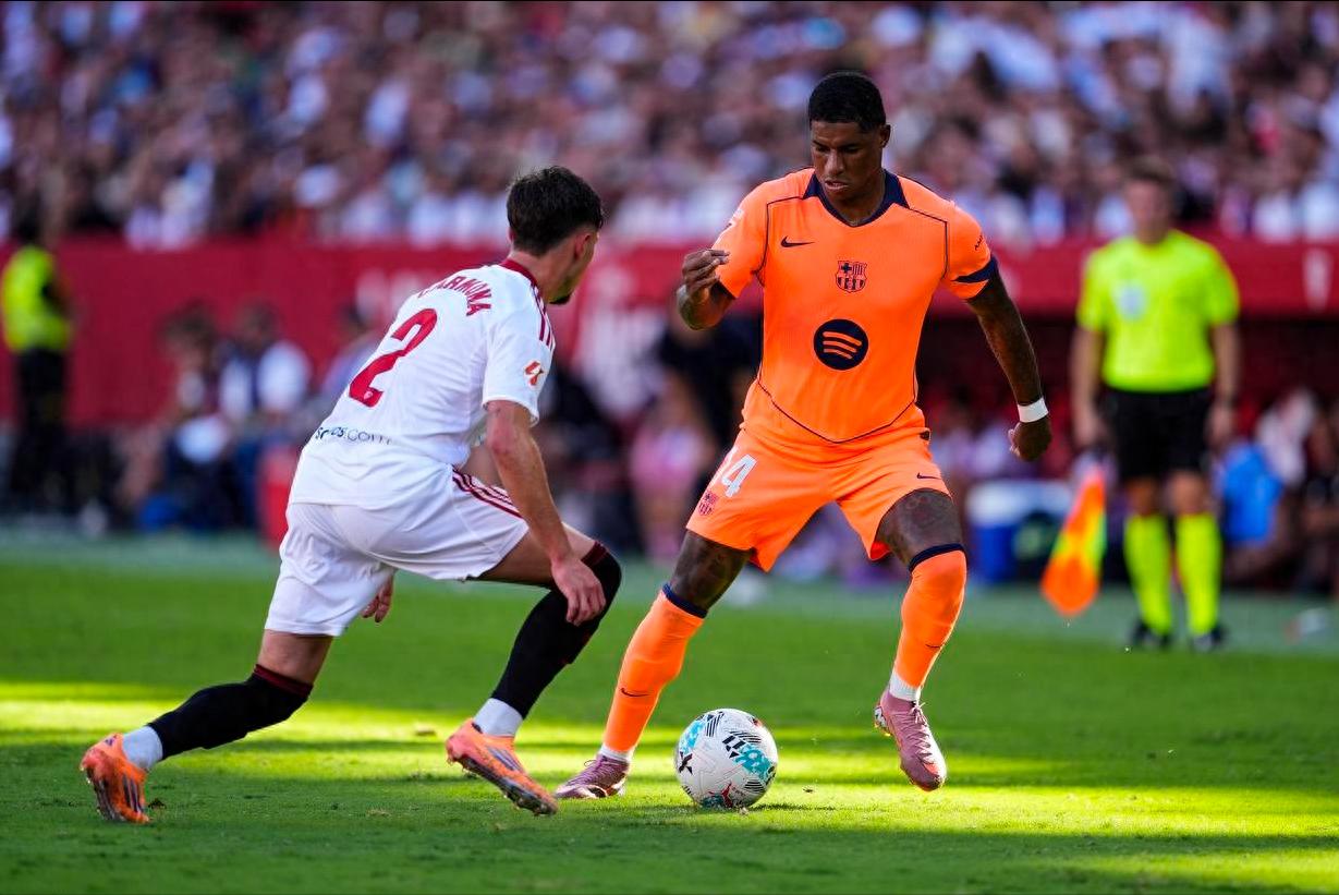 Barcelona suffered a heavy 1-4 defeat, falling 2 points behind Real Madrid; Rashford scored but it wasn’t enough, Lewandowski missed a penalty and received the lowest rating.