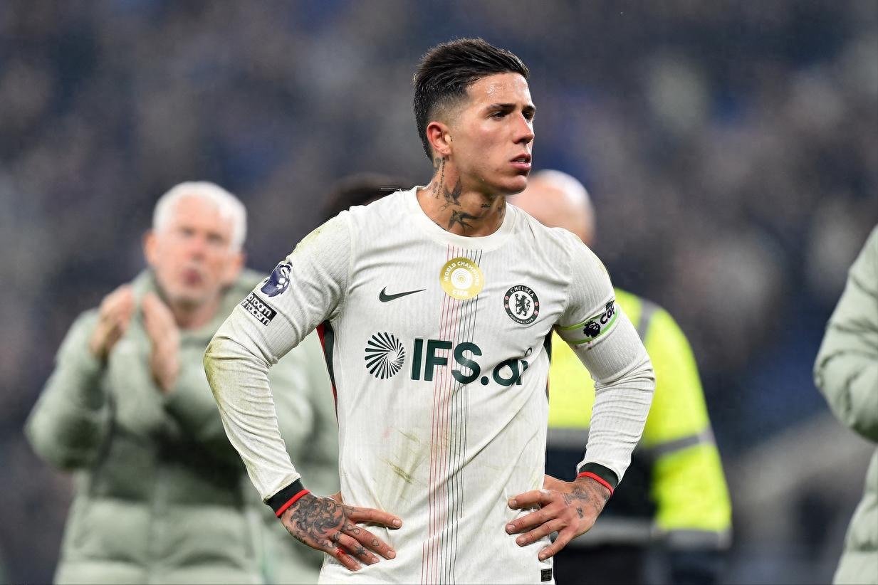 A new advantage for Manchester City in the title race? Chelsea manager discusses Enzo's two-match internal suspension due to expressing favor towards Real Madrid.