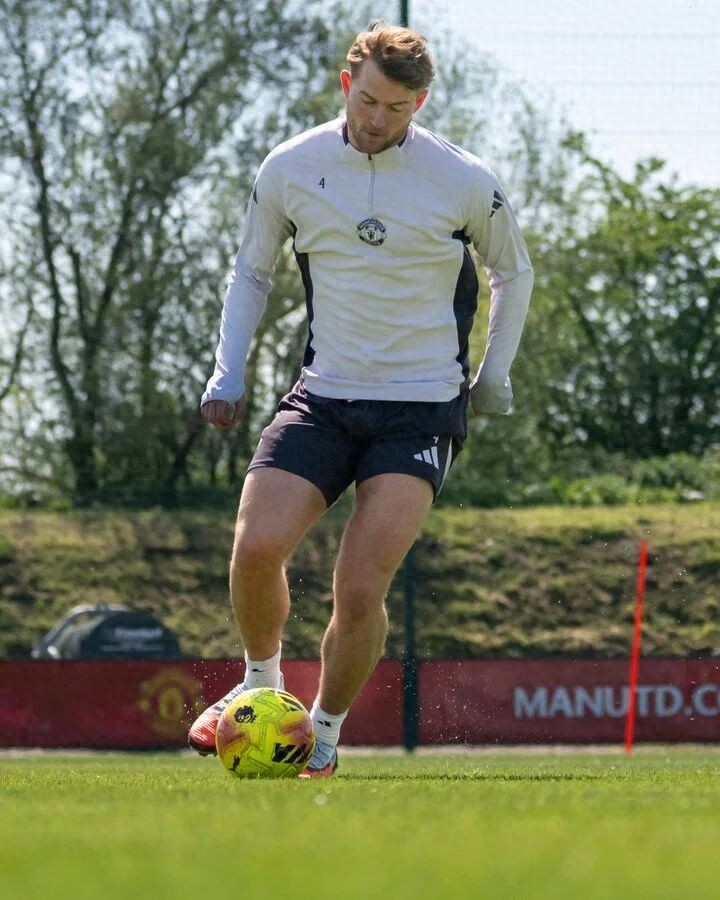 Manchester United announces De Ligt's return to training, aiming to avoid season-ending injury! World Cup hopes dashed, fighting for future.
