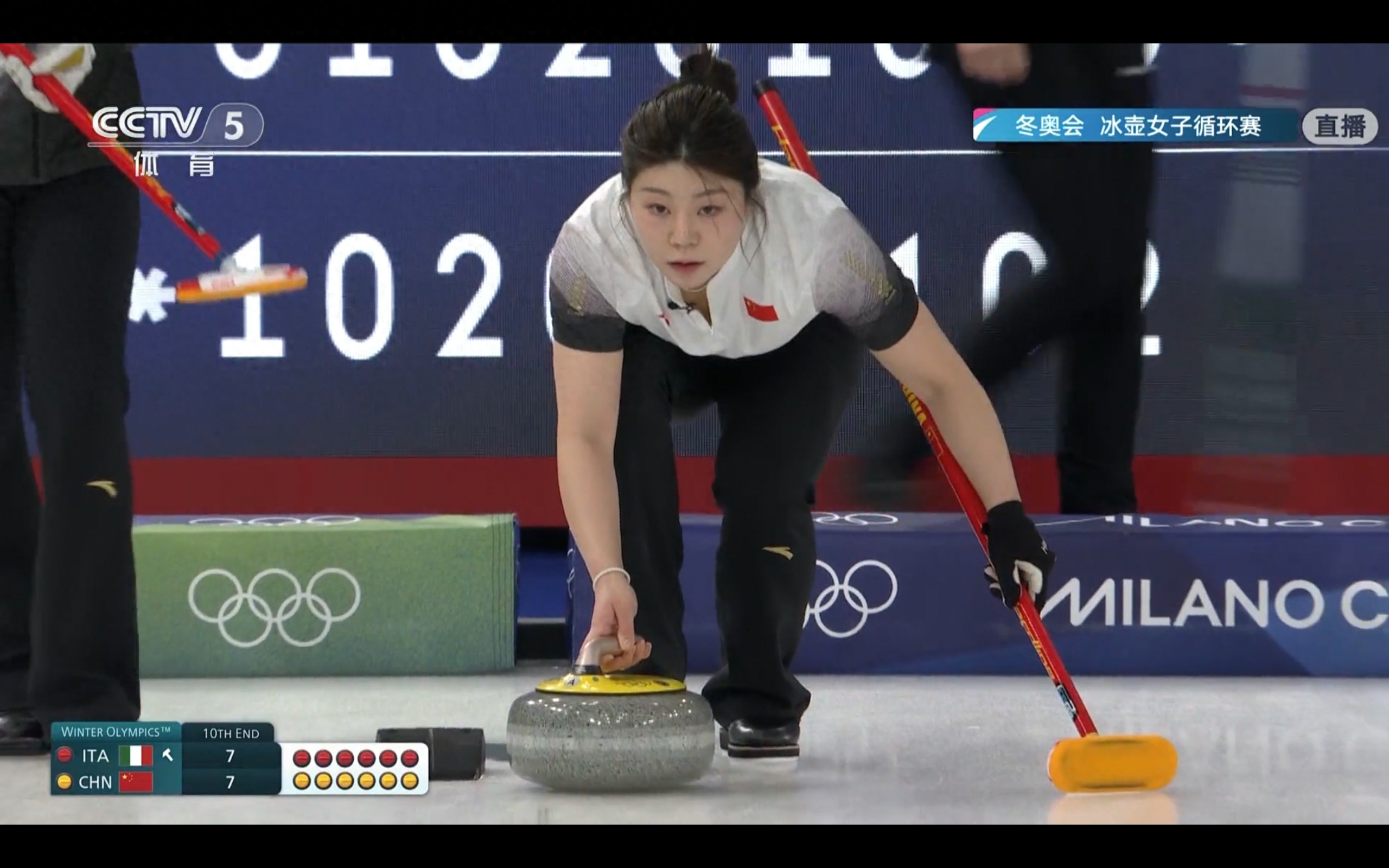 Latest update on women's curling at the Milan Winter Olympics: China narrowly overturned Italy 8-7.