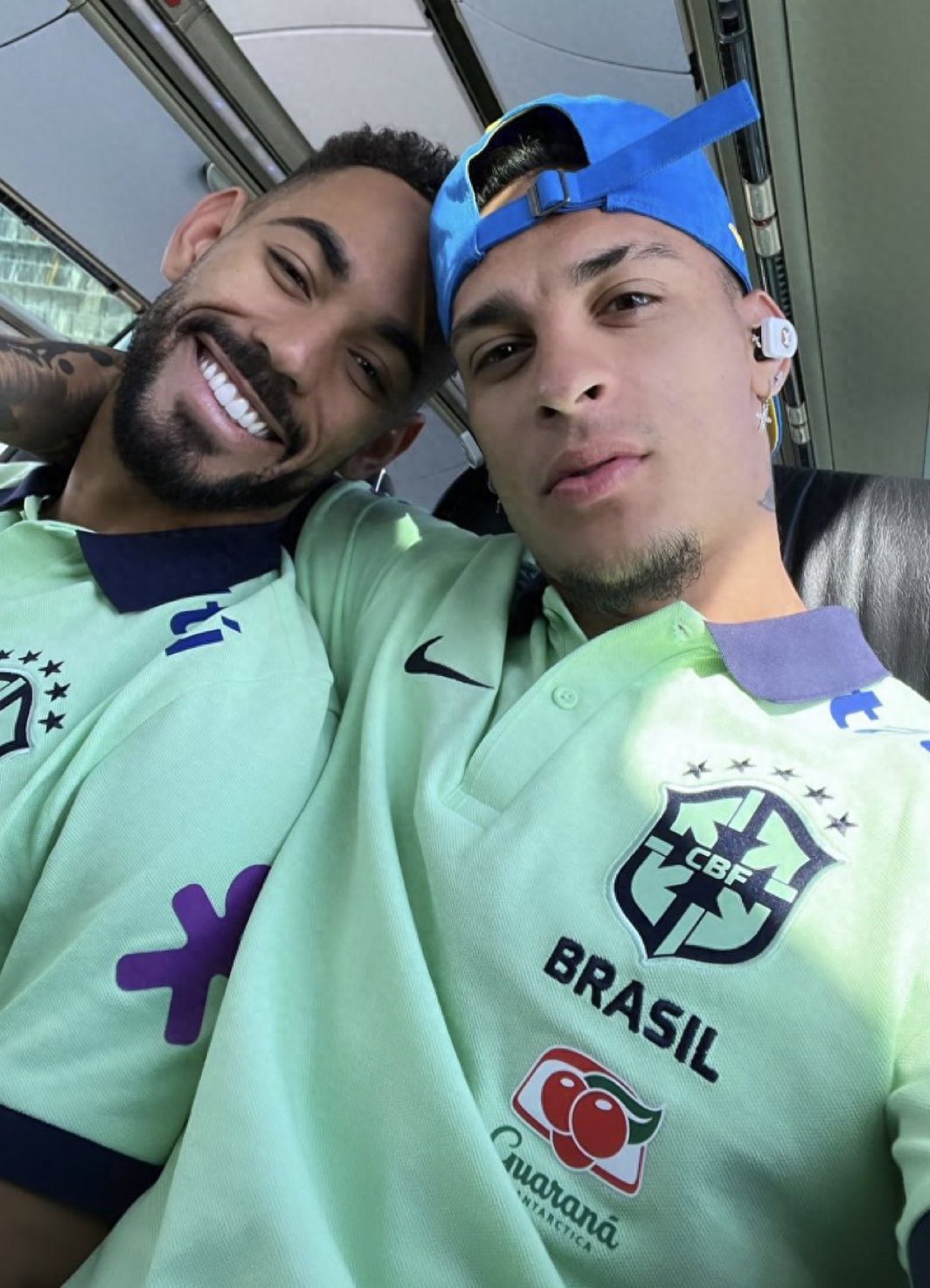 Manchester United teammates advocate for Antony! Both new signings believe he is useful, suggesting Amorim give him a chance.