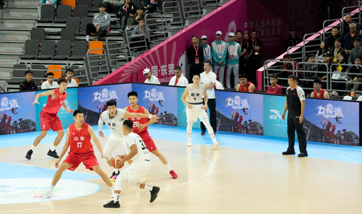 National Games Group Stage - Xu Jie scores 19 points, Zhao Rui adds 16 points and 5 assists, Tao Hanlin records 22 points and 12 rebounds as Guangdong easily defeats Shandong