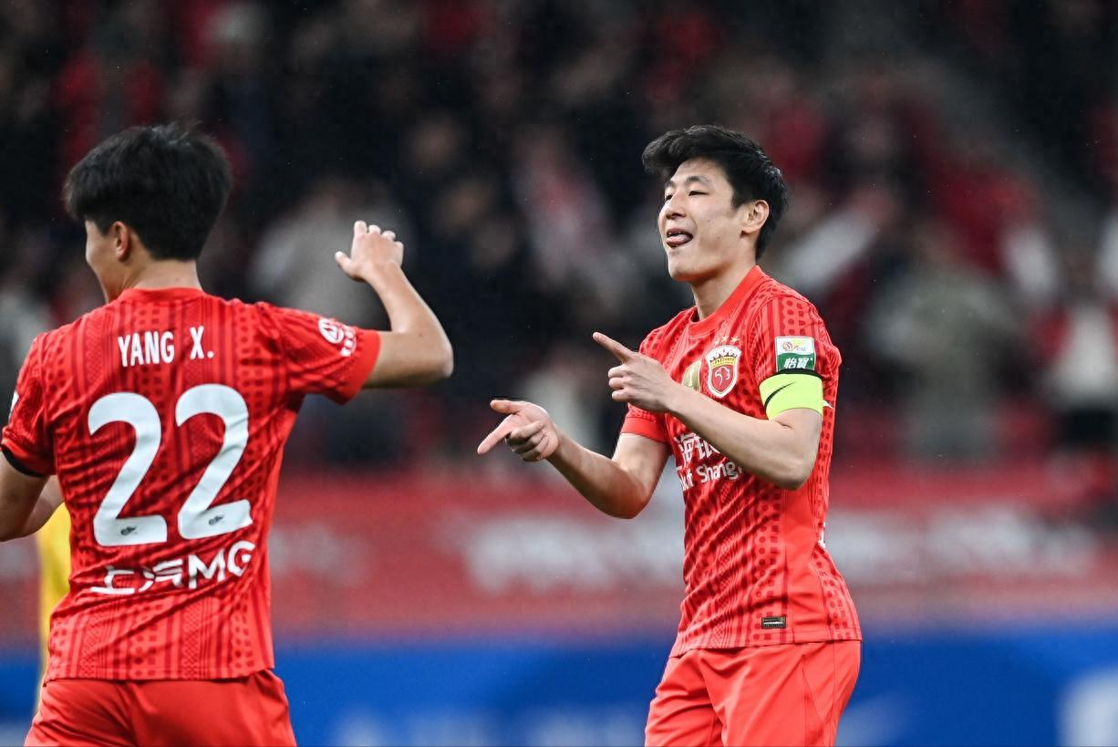 Wu Lei scored twice within 8 minutes after being substituted, Shanghai Port defeats Qingdao West Coast 4-1, Zheng Zhi suffers two consecutive losses as coach.