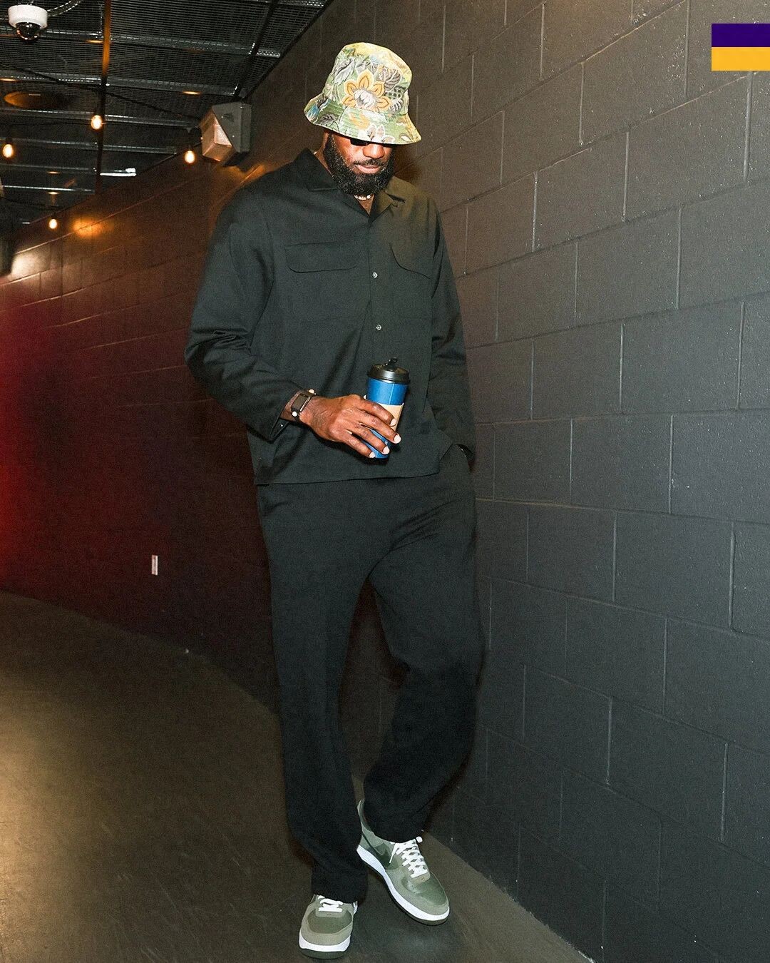 James achieves a triple-double, Lakers easily defeat the second-worst team in the league, the Wizards, dunking until his hands cramp.