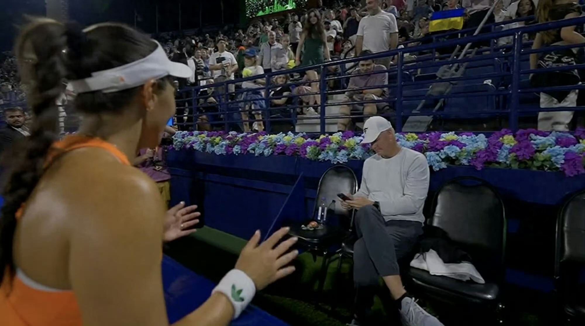 Hilarious! Pegula wins the title but gets ignored by her coach, and the interview with Korda turns into a hilarious blunder thanks to a female host's slip-up.