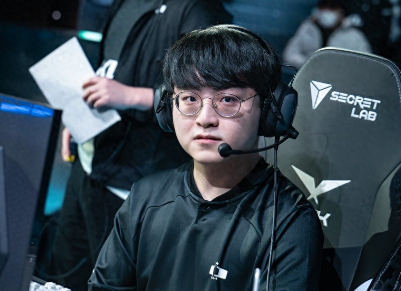 LPL staged a "national football plot"! The World Champion has officially announced his retirement, and Meiko will be fired from IG management