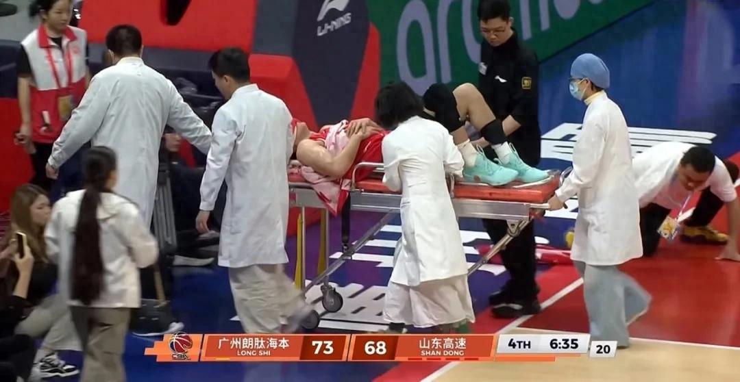 Guo Ailun suffered a severe injury, tearing his anterior cruciate ligament! Will his CBA basketball career continue?