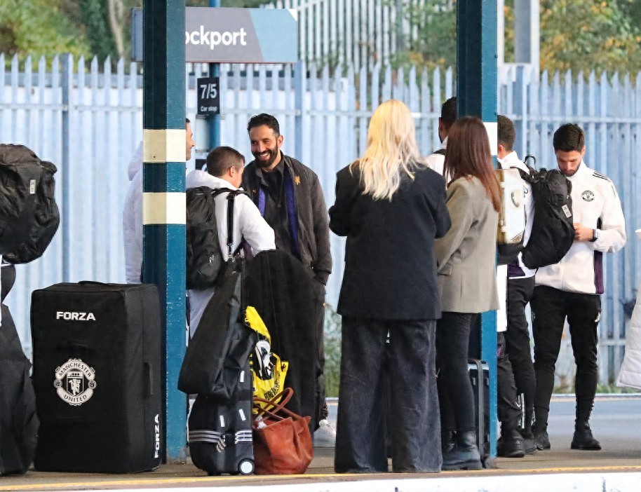 Amorim has told Manchester United that to challenge for a top-four finish this winter transfer window, they must sign a midfielder! He hopes to renew contracts with the two veterans, and Cunha supports this.