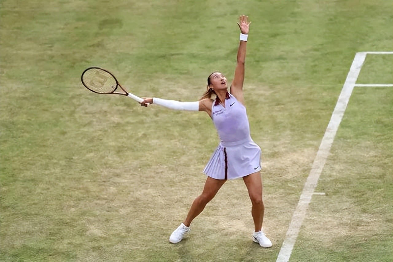 For the first time in her career, Zheng Qinwen made history by reaching the top 4 of the women's singles on the grass court tour, and made headlines on the official WTA website