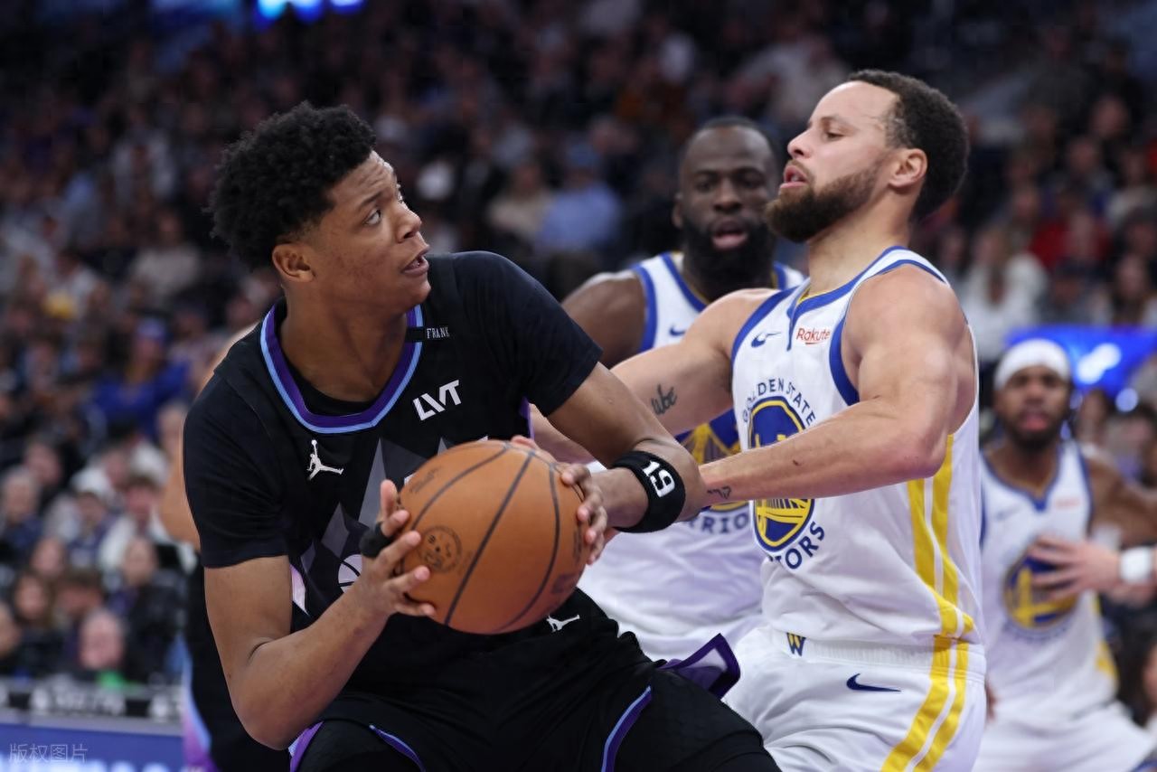 Everyone steps up! Curry scores 27 points as the Warriors have eight players in double figures to decisively beat the Jazz, handing them their fourth straight loss.