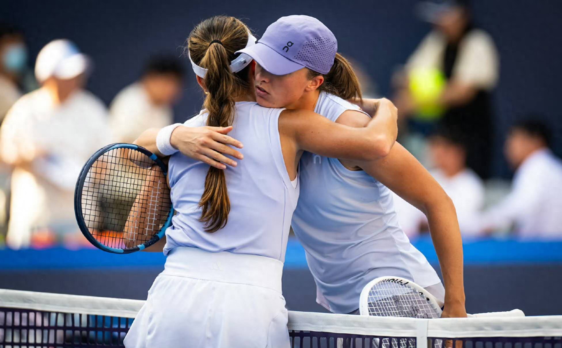 Swiatek revealed that domestic fans have repeatedly followed her from the training ground to the hotel, openly stating her need for privacy.