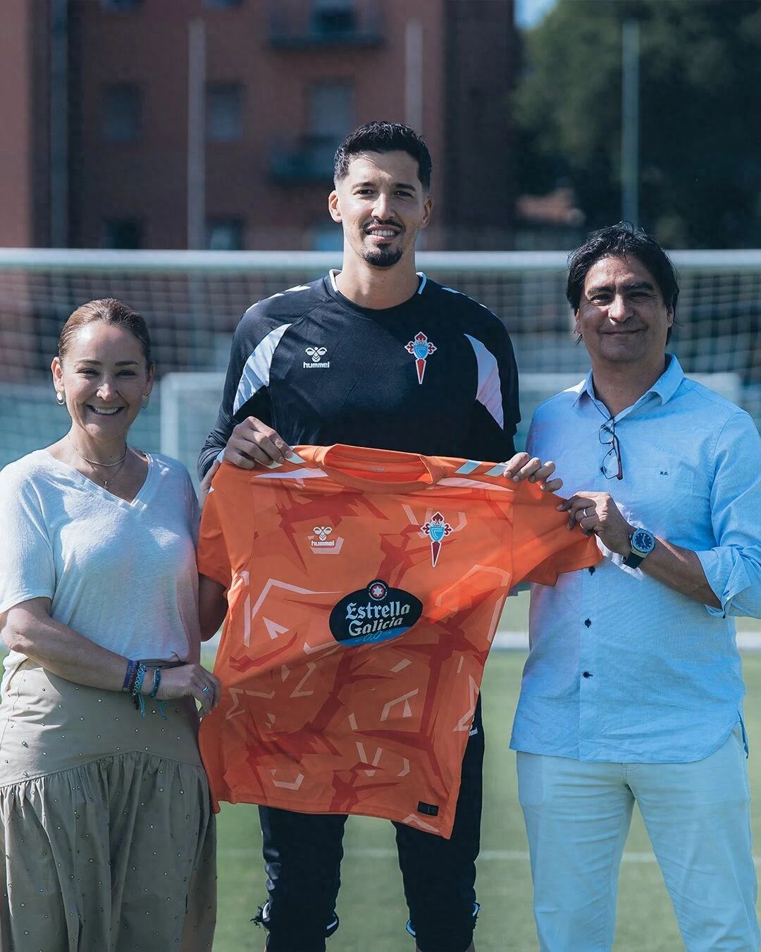 Manchester United has officially announced Bayindir's departure, with Vitak absent to undergo a medical! Zirkzee's loan move is just one step away.
