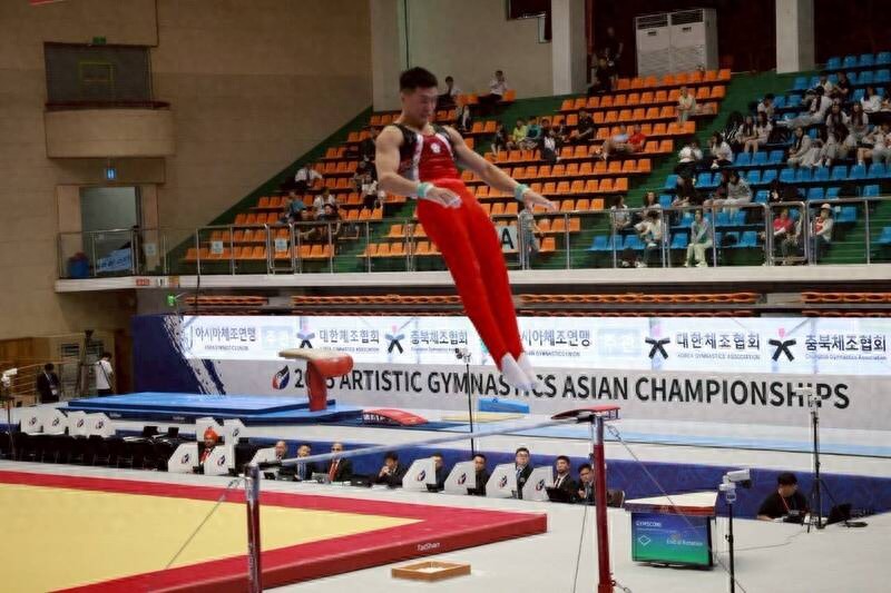 "Asian Elvis Presley" Tang Jiahong leads the pack in the men's horizontal bar qualification round of the 2025 Asian Gymnastics Championships
