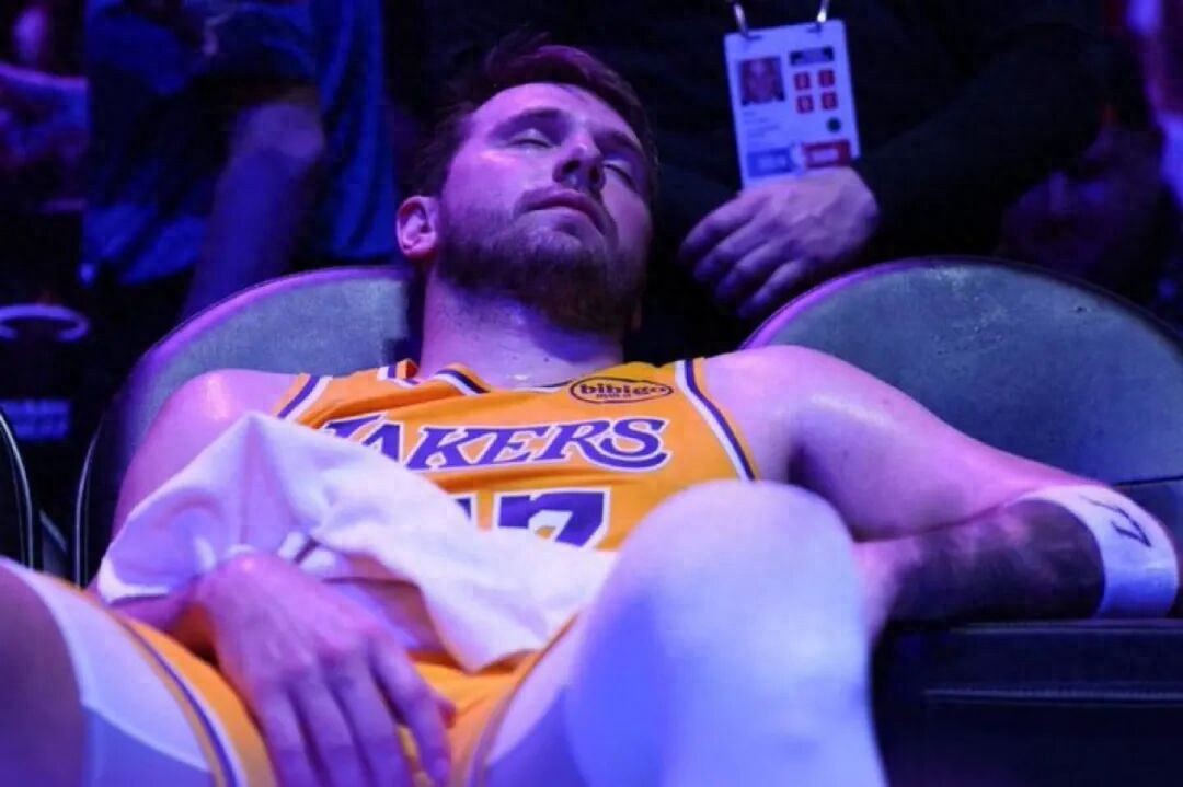 The Lakers are completely fine! Their win rate in clutch moments is the best in the entire league! Their defensive field goal percentage is also number one.