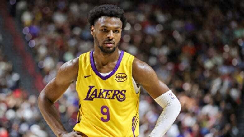 The official website evaluates the standout performances of second-year players in the summer league: Bronny James makes the list, and Kōmura Yūki is also included.