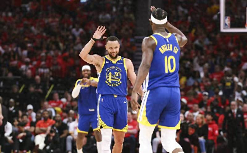 In the first round of the NBA playoffs, Curry staged a super crazy three-point show, and Butler praised him as "Batman"