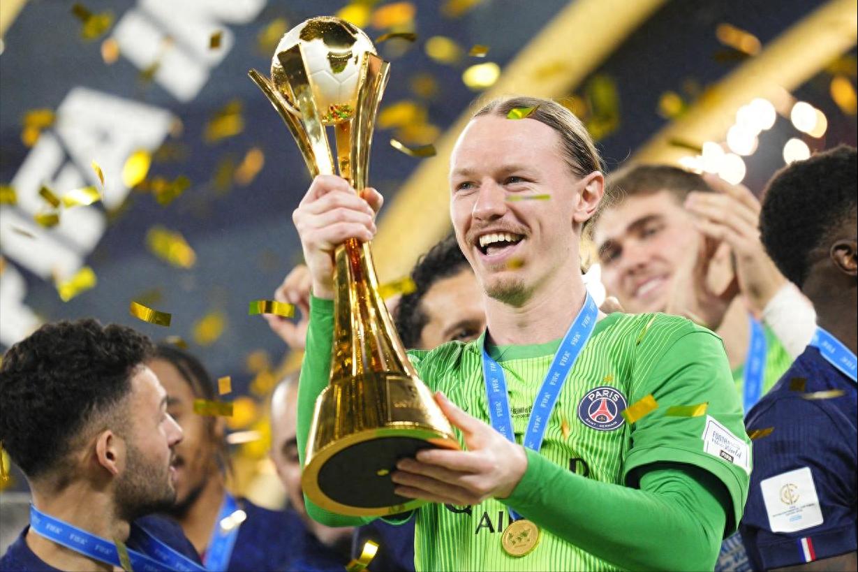 The six-time champion creates a new goalkeeper hero in a 2-1 penalty shootout; Safonov’s four consecutive saves help Paris win the Intercontinental Cup.
