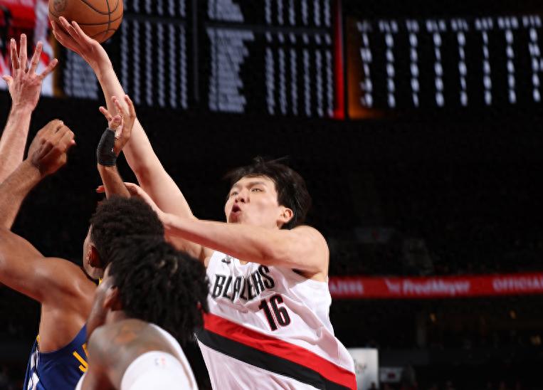 Blazer&#39;s Edge on Yang Hanson&#39;s performance: Frequently open but not passed to, recommended to practice hook shots 500 times daily.