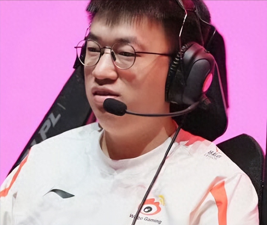 Xiaohu was solo killed by a Gold player! Zzitai defends Xiaohu, highlighting a detail proving he’s not actually Gold.