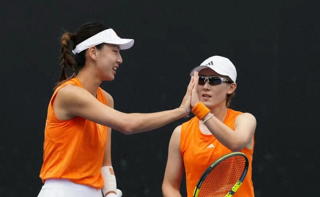 Wang Xinyu caused a major stir by refusing to shake hands, shocking public opinion, with netizens backing the "Saiyou" sisters on this matter.