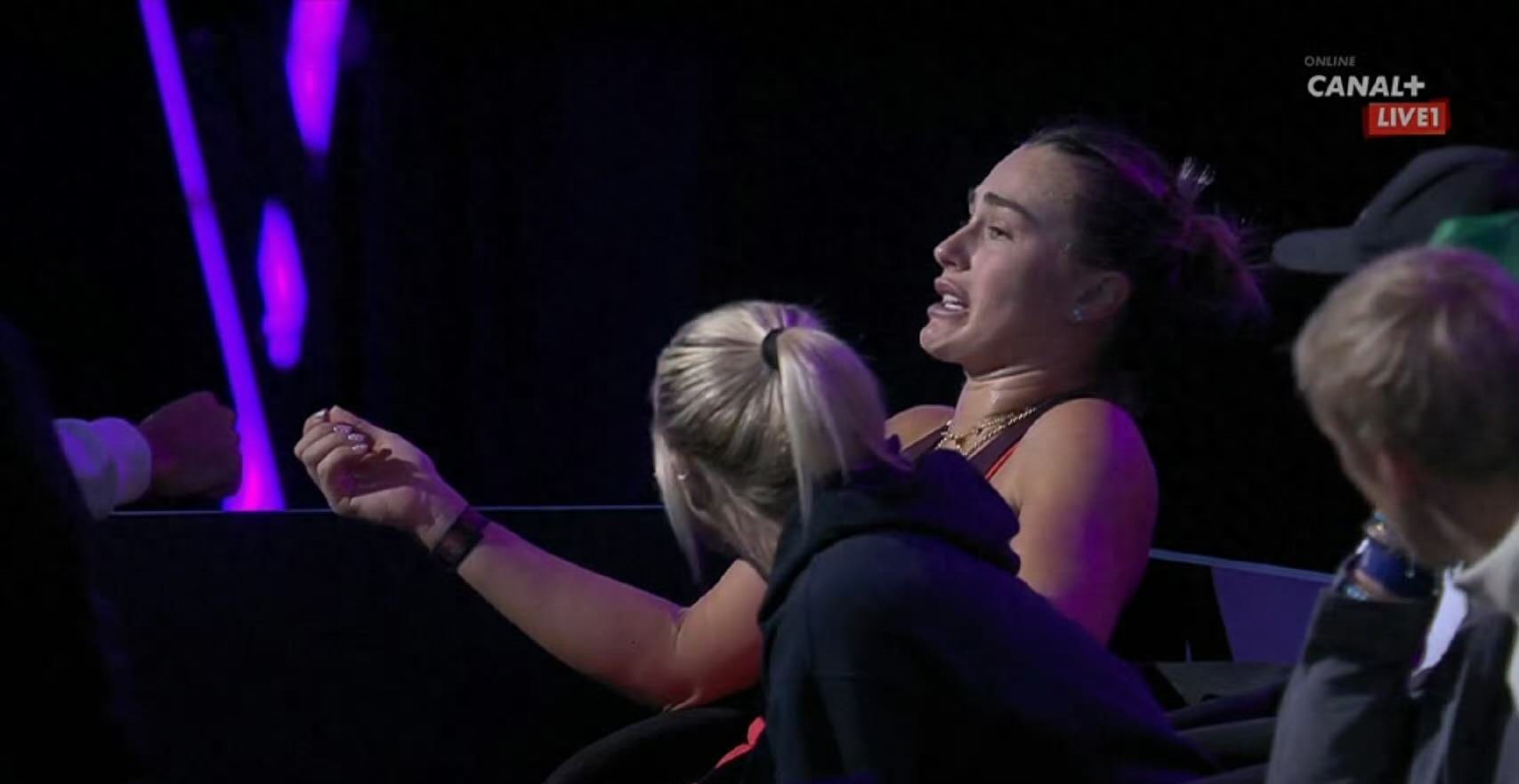 Sabalenka criticized Leylah in her native language after losing, calling her a lucky cat meeting a dead mouse, but this time she received strong support from netizens.