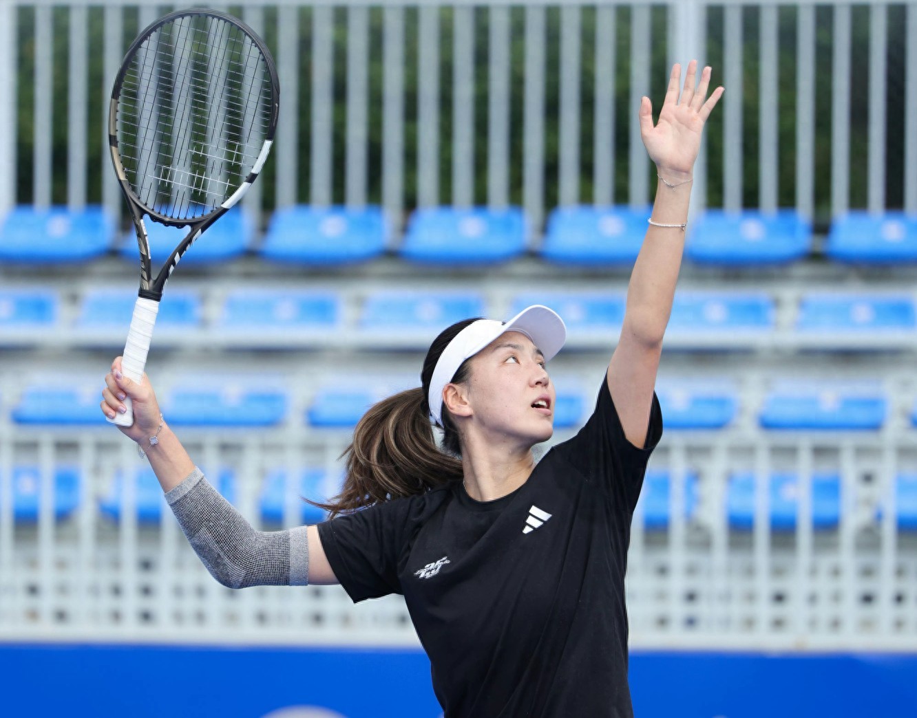 The Wuhan Tennis Open schedule for today (10.6) features Wang Xinyu, Yuan Yue, and Zhu Lin competing, with live coverage on iQIYI.