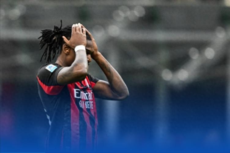 Serie A leader really weak, dropping points against the second-to-last team; Milan draws 2-2 with Pisa and leads by only 2 points after playing first.